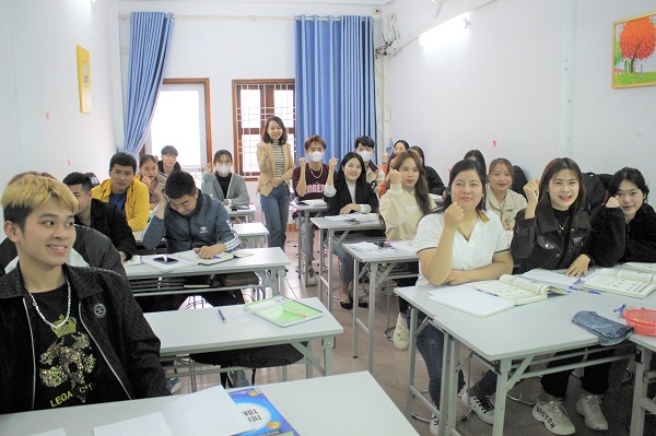 Học viên lớp tiếng Hàn trung cấp tại trung tâm NNHN